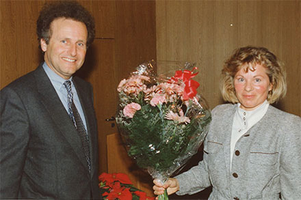 Immer noch mit Enthusiasmus dabei: Gertrud Beeskow mit Henry Rauter beim 25-jährigen Dienstjubiläum.