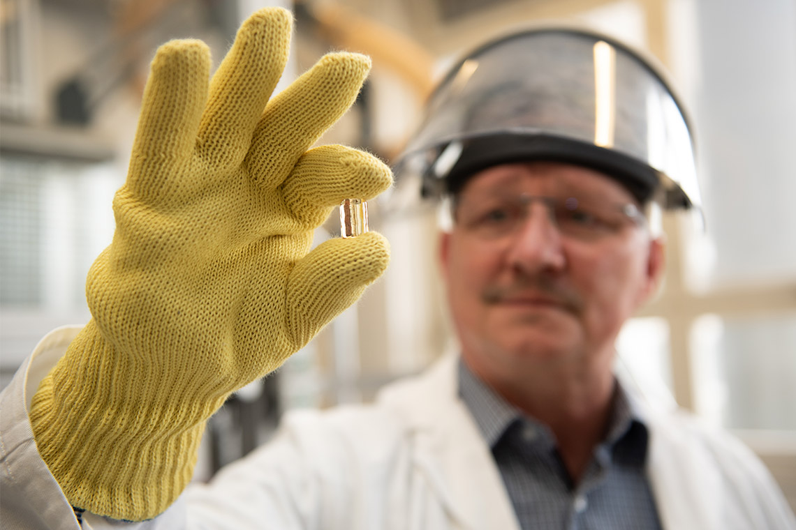 Collaboratore VITA durante il controllo qualità di pellet in ceramica pressabile VITA AMBRIA