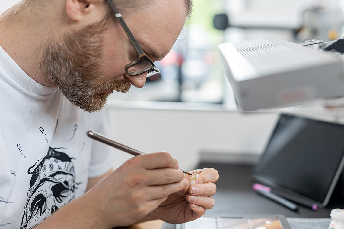 El maestro protésico Stephan Juckel trabajando con cerámica prensada