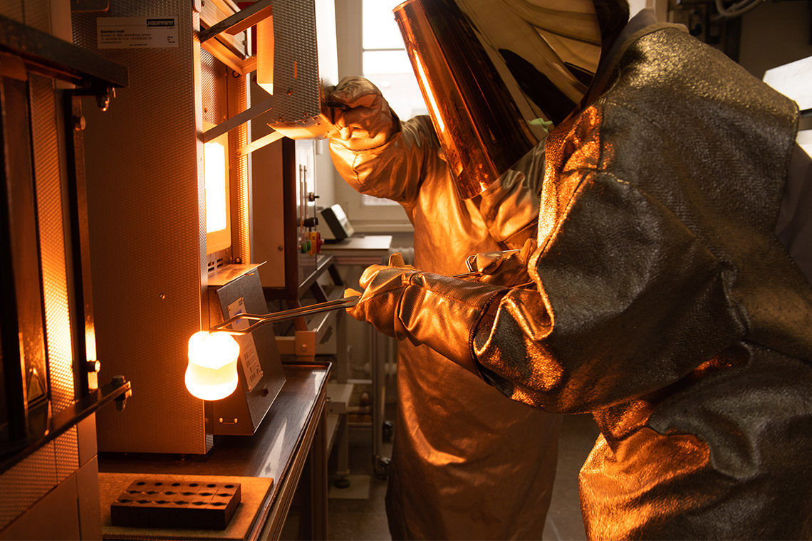 Collaboratori VITA durante prove di fusione nel laboratorio tecnico