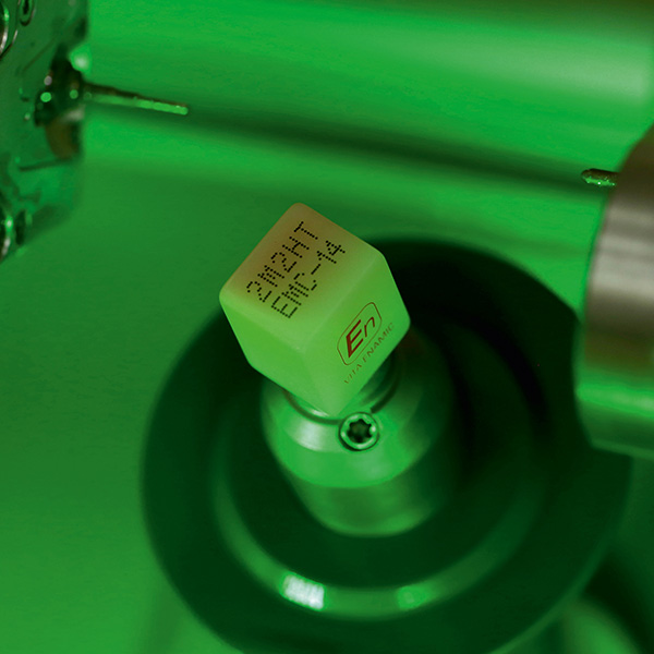 Der hochtransluzente hybridkeramische Block in der Farbe 2M2 eingespannt in der Schleifmaschine.