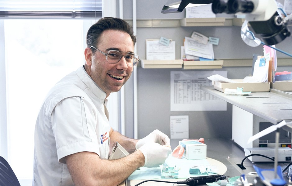 Le prothésiste dentaire Okke Kamps au travail dans son laboratoire
