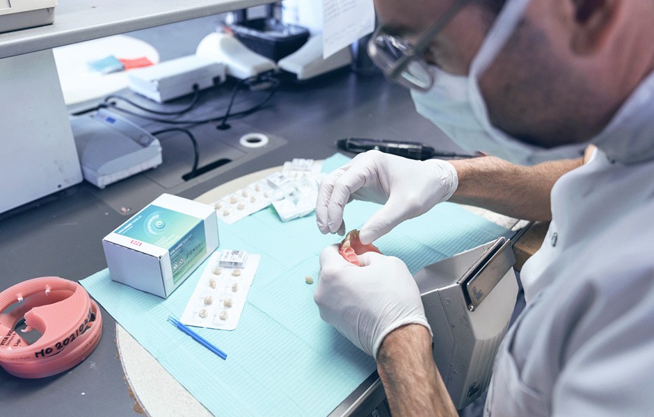 El protésico dental Okke Kamps fijando dientes VITA VIONIC VIGO en una base de prótesis fresada digitalmente.