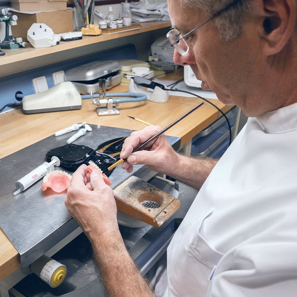 Ralph van der Reijden customises a denture with VITA VM LC flow.