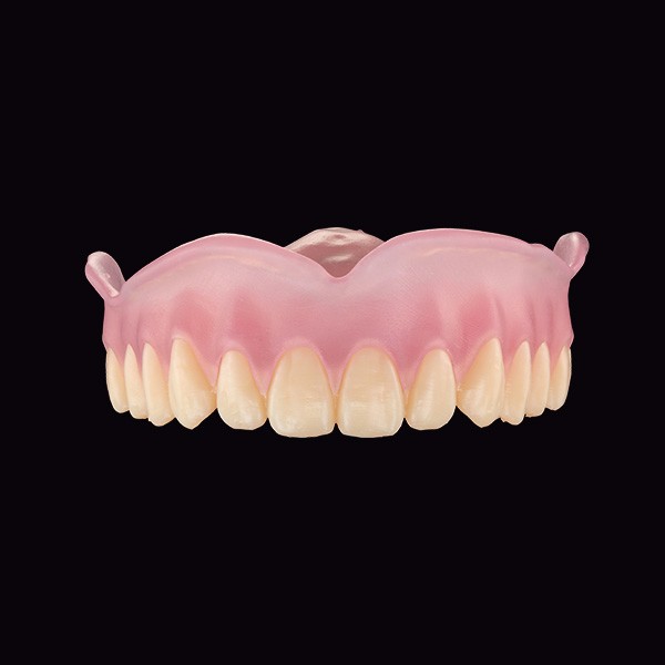 Prótesis superior formada por base impresa en 3D y arcada dentaria impresa en 3D.
