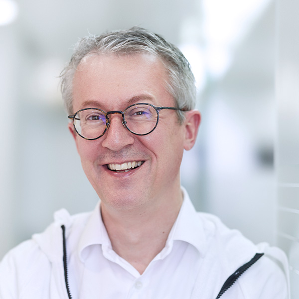 <p>Uno degli utilizzatori pionieri è stato il PD Dr. Andreas Bindl di Zurigo. Oggi – 25 anni dopo il primo incontro con VITABLOCS – può comprovare la sua scelta per questa ceramica con fondate osservazioni di lungo periodo.</p>
<p><br /><a class="mce-cycon-link" href="it/CEREC-e-VITABLOCS-storia-del-successo-dellodontoiatria-digitale-106668.html" target="_self">> Alla storia di successo del Dr. Bindl</a></p>