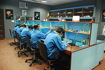 Il laboratorio di Manoj Chhabra e Rohit Rana
