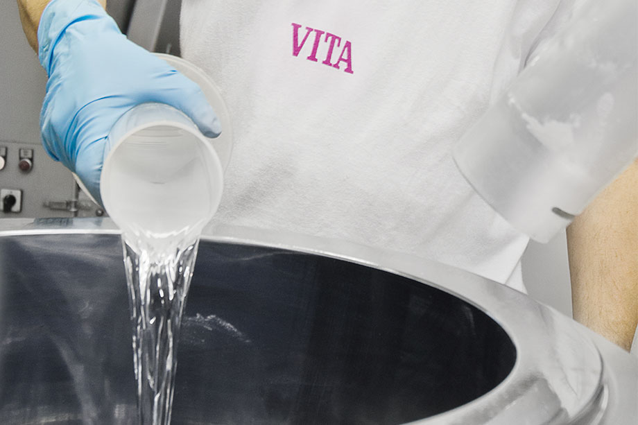 The monomer liquid is carefully poured in. The monomer liquid is carefully poured in.