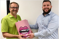 Hauptgewinn: Wolfgang Kuhn bekommt den peppigen Ofen VITA SMART.FIRE Art Line überreicht. Hauptgewinn: Wolfgang Kuhn bekommt den peppigen Ofen VITA SMART.FIRE Art Line überreicht.